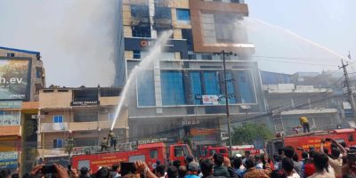 धरान र दुहवीबाट दमकल मगाएर निभाइयो इटहरीको चोकको आगो